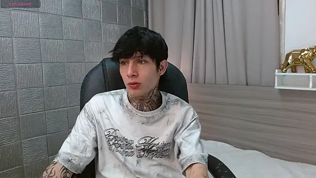 Snapshot of Iantwink18 chatting on February 9, 2026, 12:20 pm Iantwink18 online show from February 9, 2026, 12:20 pm