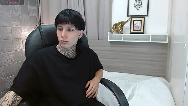 Snapshot of Iantwink18 chatting on February 12, 2026, 11:27 am Iantwink18 online show from February 12, 2026, 11:27 am