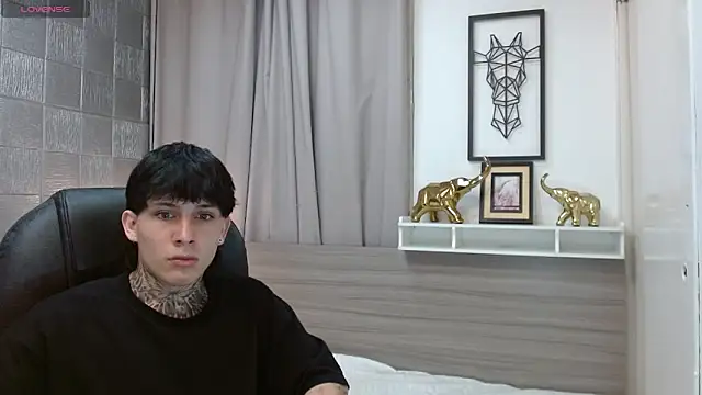 Snapshot of Iantwink18 chatting on February 12, 2026, 11:33 pm Iantwink18 online show from February 12, 2026, 11:33 pm