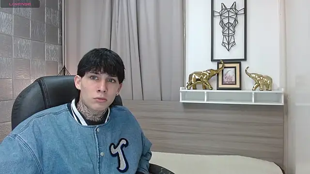 Snapshot of Iantwink18 chatting on February 13, 2026, 10:17 pm Iantwink18 online show from February 13, 2026, 10:17 pm