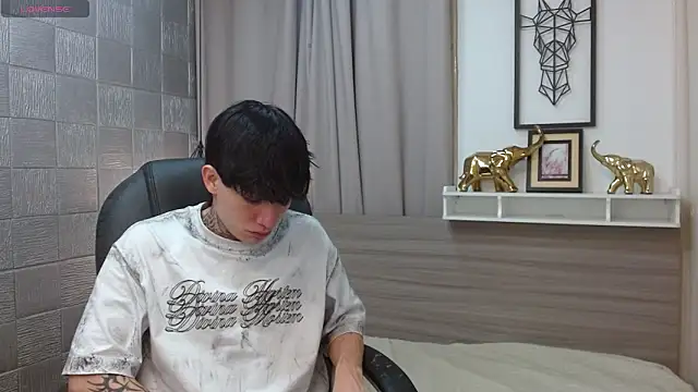 Snapshot of Iantwink18 chatting on February 17, 2026, 12:29 am Iantwink18 online show from February 17, 2026, 12:29 am