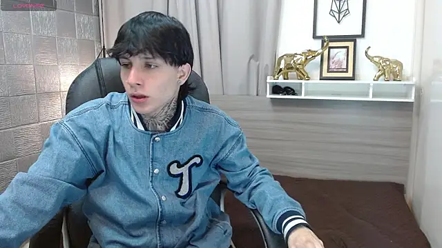 Snapshot of Iantwink18 chatting on February 20, 2026, 8:31 pm Iantwink18 online show from February 20, 2026, 8:31 pm