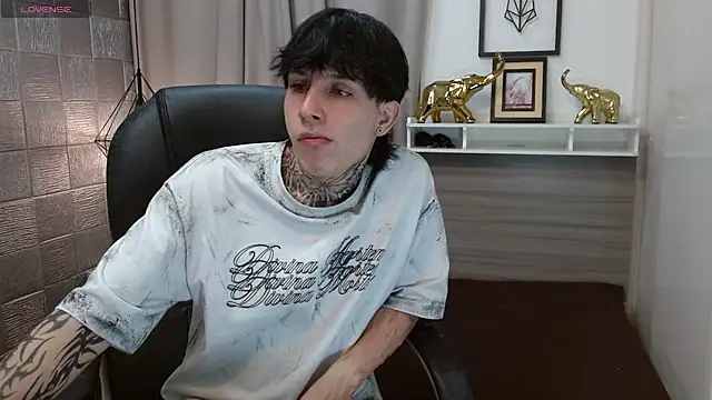 Snapshot of Iantwink18 chatting on February 21, 2026, 8:21 pm Iantwink18 online show from February 21, 2026, 8:21 pm