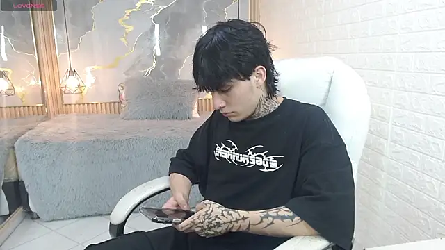 Snapshot of Iantwink18 chatting on March 6, 2026, 3:25 am Iantwink18 online show from March 6, 2026, 3:25 am