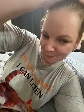 aussiepeaches online show from November 11, 2025, 1:55 pm