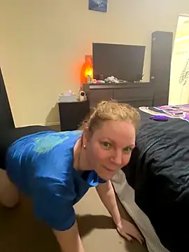 aussiepeaches online show from November 12, 2025, 2:06 pm