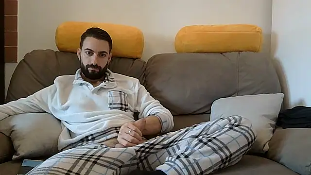 Amicisegreti online show from March 2, 2026, 8:10 am