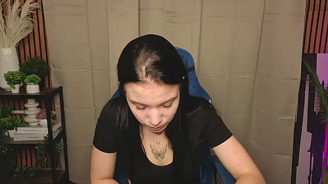 LauraHale online show from November 7, 2025, 12:05 pm