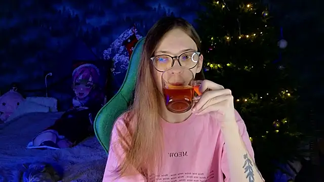 Snapshot of artass2 chatting on December 14, 2025, 12:49 am artass2 online show from December 14, 2025, 12:49 am