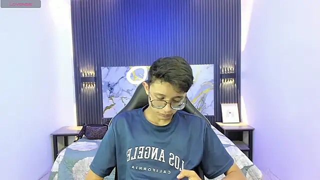 SantiagoRusso18 online show from February 17, 2026, 7:31 pm