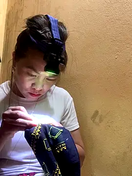 tuyetnhi-00 online show from September 9, 2025, 2:00 am