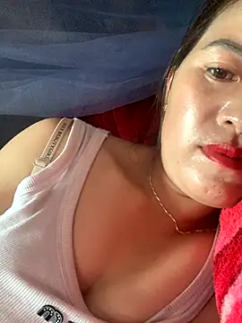 tuyetnhi-00 online show from September 19, 2025, 1:51 am