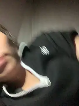 tuyetnhi-00 online show from October 5, 2025, 10:18 pm