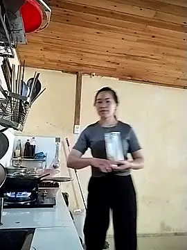 tuyetnhi-00 online show from October 12, 2025, 5:28 am