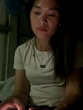 tuyetnhi-00 online show from October 24, 2025, 2:02 pm