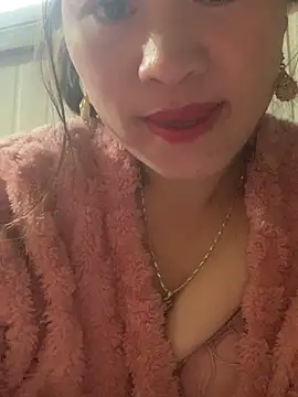 tuyetnhi-00 online show from December 16, 2025, 12:37 am