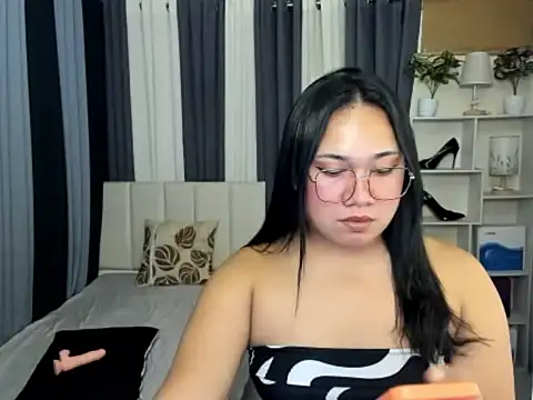 TsUncutKaren online show from February 25, 2026, 6:06 pm