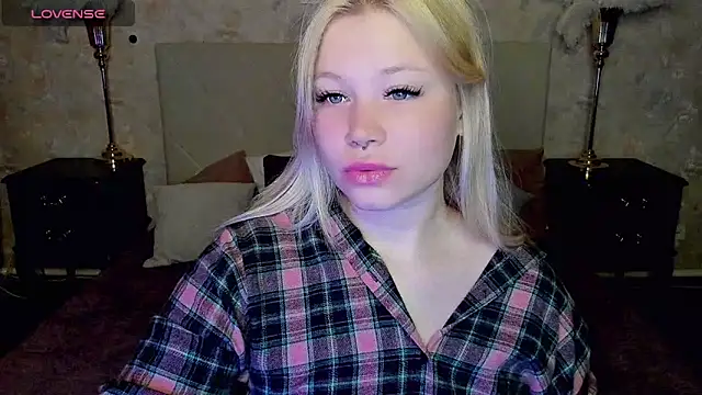 Snapshot of Diana_Dream chatting on September 24, 2025, 8:12 pm Diana Dream online show from September 24, 2025, 8:12 pm