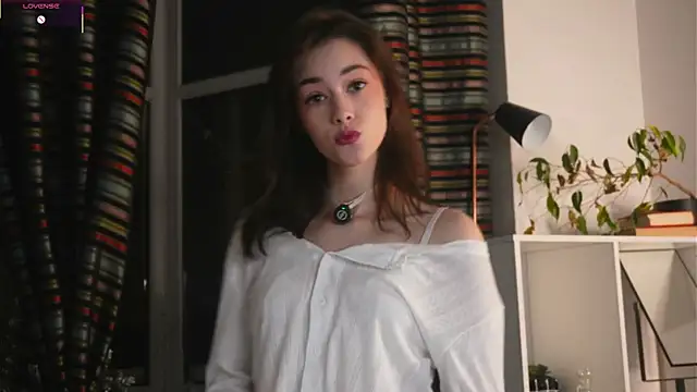 Snapshot of ttragedienne chatting on December 20, 2025, 2:07 am ttragedienne online show from December 20, 2025, 2:07 am