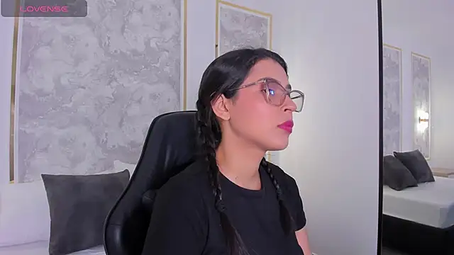 Snapshot of desireee_ chatting on December 22, 2025, 5:32 pm desireee online show from December 22, 2025, 5:32 pm