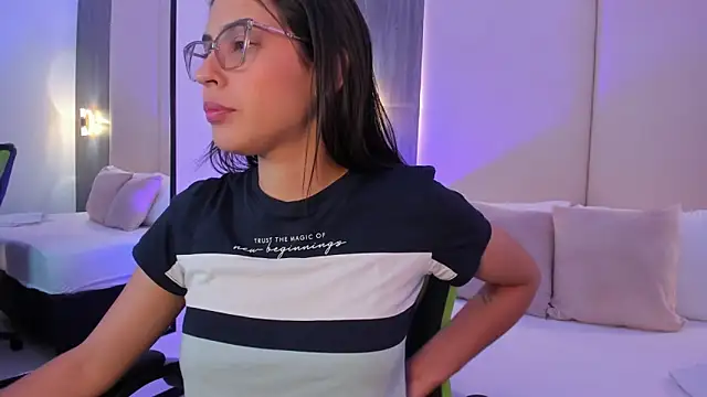 Snapshot of desireee_ chatting on February 11, 2026, 12:32 pm desireee online show from February 11, 2026, 12:32 pm