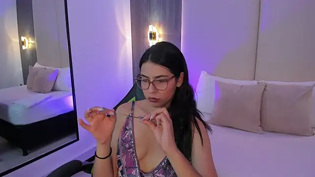 Snapshot of desireee_ chatting on February 17, 2026, 12:23 pm desireee online show from February 17, 2026, 12:23 pm