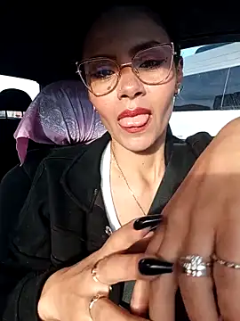 BellaHaddid online show from October 2, 2025, 11:39 am