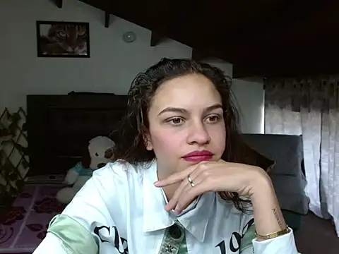 Snapshot of Skylovershot chatting on November 12, 2025, 1:55 pm Skylovershot online show from November 12, 2025, 1:55 pm