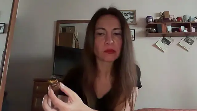 Snapshot of Cyreluna chatting on November 10, 2025, 12:04 pm Cyreluna online show from November 10, 2025, 12:04 pm