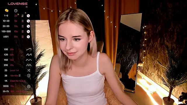 Snapshot of LillianShine chatting on November 6, 2025, 12:17 pm LillianShine online show from November 6, 2025, 12:17 pm