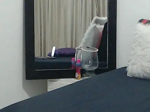 Snapshot of OSHYRIS chatting on October 18, 2025, 11:49 pm OSHYRIS online show from October 18, 2025, 11:49 pm