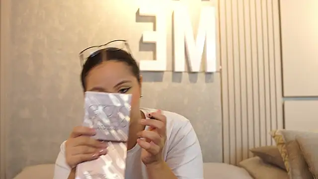 Tayler Kim online show from September 18, 2025, 4:42 pm