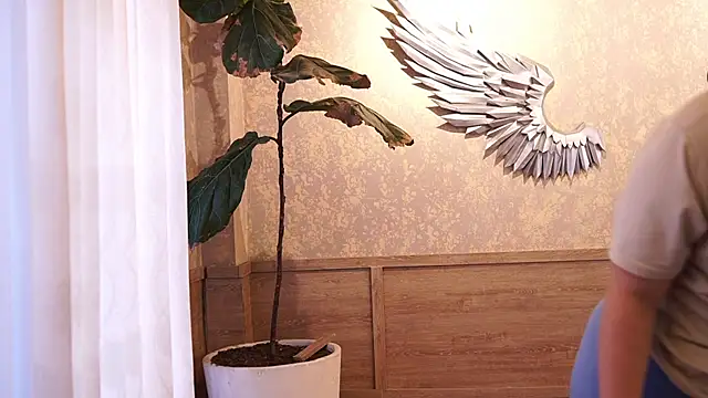 Tayler Kim online show from September 21, 2025, 3:46 pm