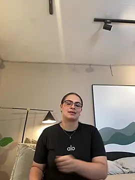 Snapshot of Tayler_Kim chatting on February 15, 2026, 6:26 pm Tayler Kim online show from February 15, 2026, 6:26 pm