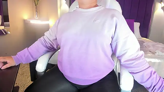 Snapshot of Miss_Francheska chatting on February 24, 2026, 12:03 pm Miss Francheska online show from February 24, 2026, 12:03 pm