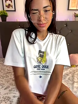 Im Lyan online show from September 28, 2025, 4:01 pm