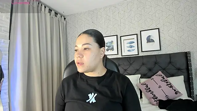 Snapshot of sophie__blare chatting on May 4, 2026, 6:59 pm sophie blare online show from May 4, 2026, 6:59 pm