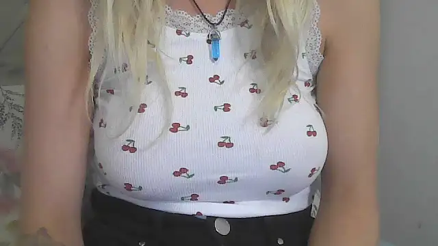 Snapshot of flirty_babe_x chatting on July 24, 2026, 12:30 am flirty babe x online show from July 24, 2026, 12:30 am