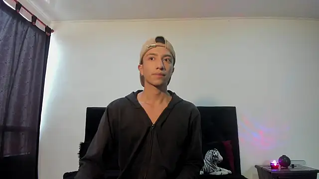 Snapshot of mhatias_ chatting on November 17, 2025, 3:51 pm mhatias online show from November 17, 2025, 3:51 pm