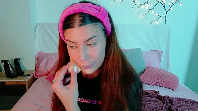 Bella Davis love online show from December 4, 2025, 1:04 am