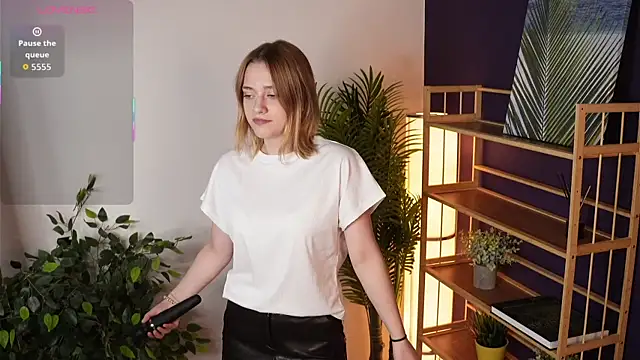 HollieCollelo online show from September 17, 2025, 3:08 am