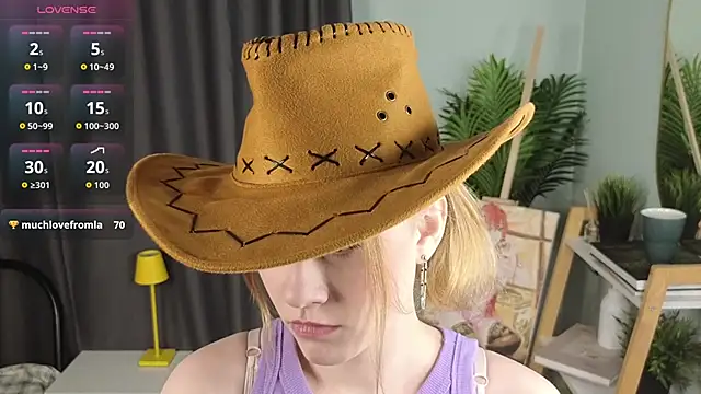 Snapshot of HollieCollelo chatting on December 21, 2025, 3:13 am HollieCollelo online show from December 21, 2025, 3:13 am