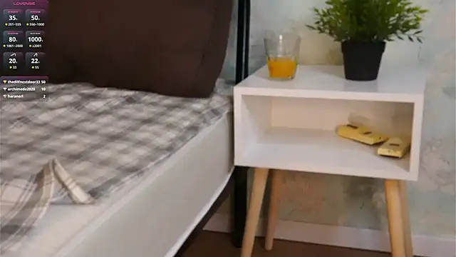 Snapshot of HollieCollelo chatting on February 15, 2026, 7:51 am HollieCollelo online show from February 15, 2026, 7:51 am