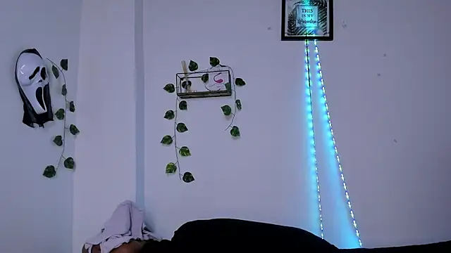 Michluxe 69 online show from November 13, 2025, 10:52 pm