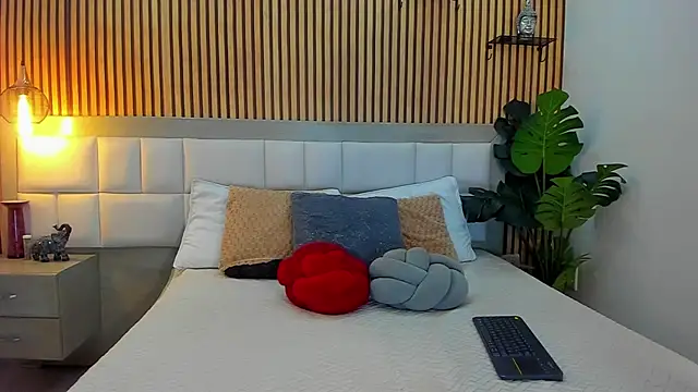 Roseaurora online show from November 15, 2025, 12:45 pm