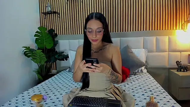 Roseaurora online show from November 22, 2025, 12:59 pm