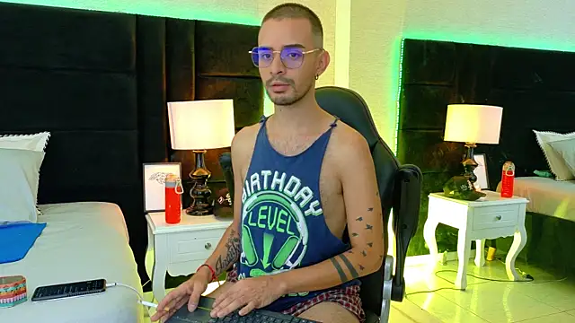 Snapshot of HairyDiamond_ chatting on September 22, 2025, 3:30 am HairyDiamond online show from September 22, 2025, 3:30 am