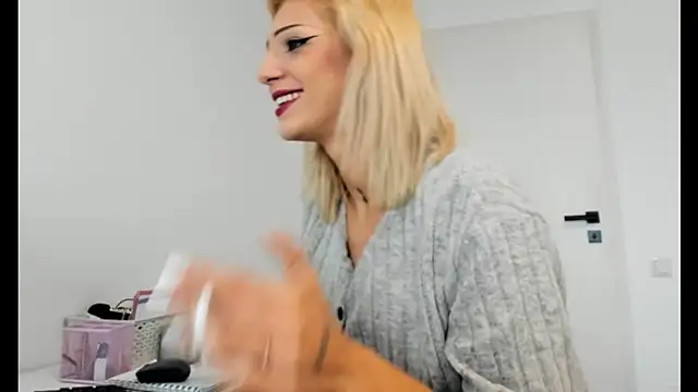 Snapshot of crystalxx18 chatting on October 6, 2025, 8:01 am crystalxx18 online show from October 6, 2025, 8:01 am