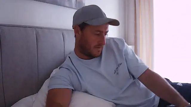 Snapshot of Londonlad818 chatting on September 23, 2025, 10:40 am Londonlad818 online show from September 23, 2025, 10:40 am