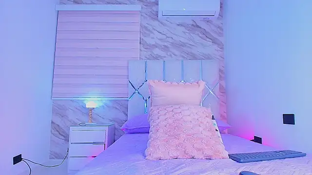 Snapshot of collet_1 chatting on November 5, 2025, 12:05 pm collet 1 online show from November 5, 2025, 12:05 pm